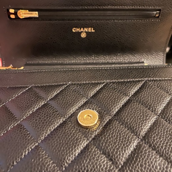 Used Once for 3 hrs Authentic Chanel Wallet On Chain - Picture 4 of 4
